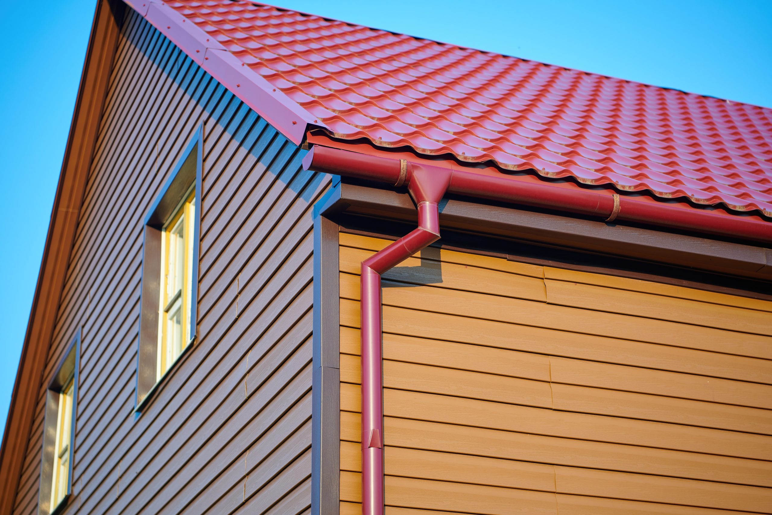 Corner,Of,The,House,With,Metal,Tile,Roof,And,Rain
